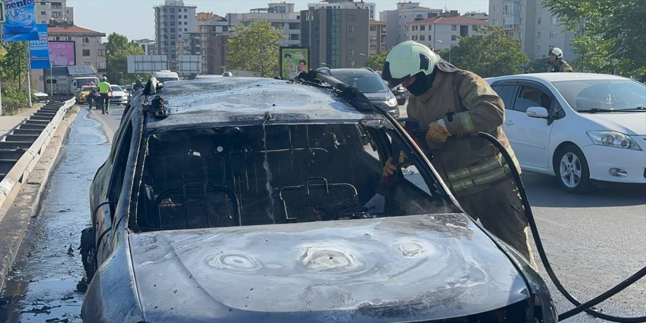 Kadıköy Bostancı Köprüsü'nde hafif ticari araç alev aldı