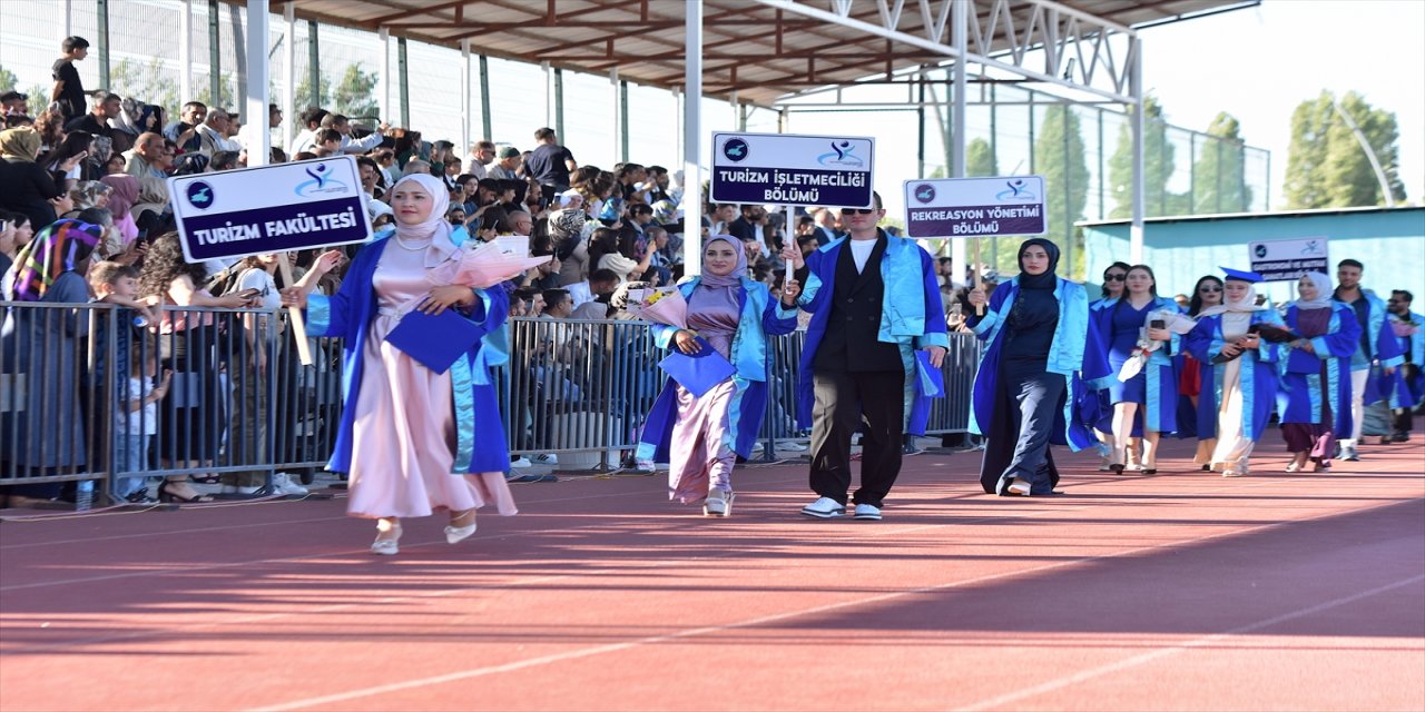 Van YYÜ'de 6 Bin Öğrenci Mezuniyet Coşkusunu Yaşadı