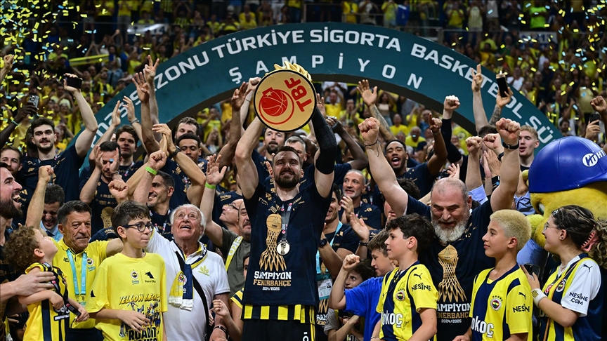 Basketbol Süper Ligi şampiyonu Fenerbahçe Beko, kupasını aldı