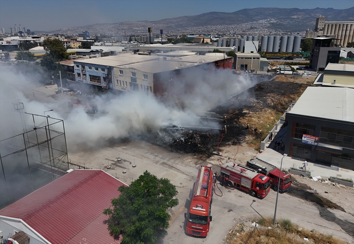 İzmir Ayakkabıcılar Sitesi'ndeki atık yığınında çıkan yangın kontrol altında