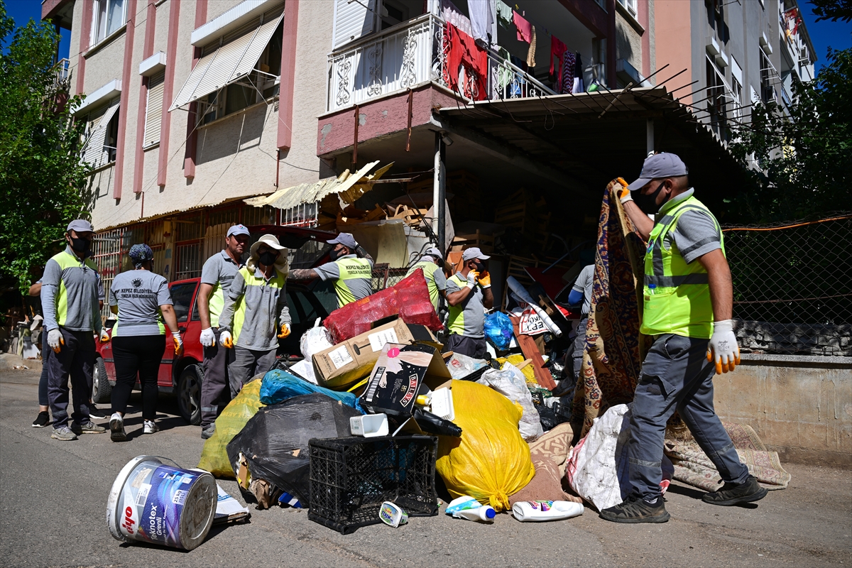 Antalya'da 6 katlı binadan 20 kamyon çöp çıktı