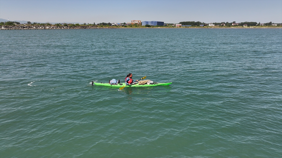 Artvin'den Hatay'a gitmeyi hedefleyen kano sporcusu Samsun'a ulaştı