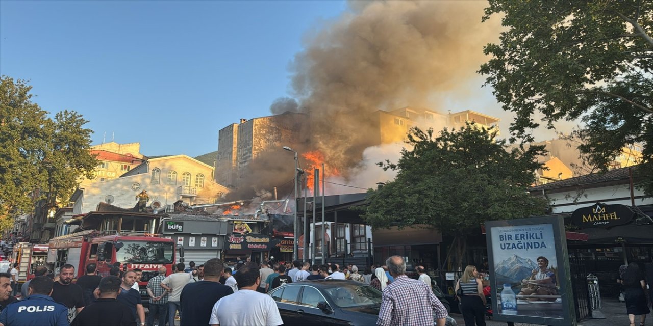 Bursa'da lokantada çıkan yangın 3 iş yerine ve binaya sıçradı: Maddi hasar oluştu