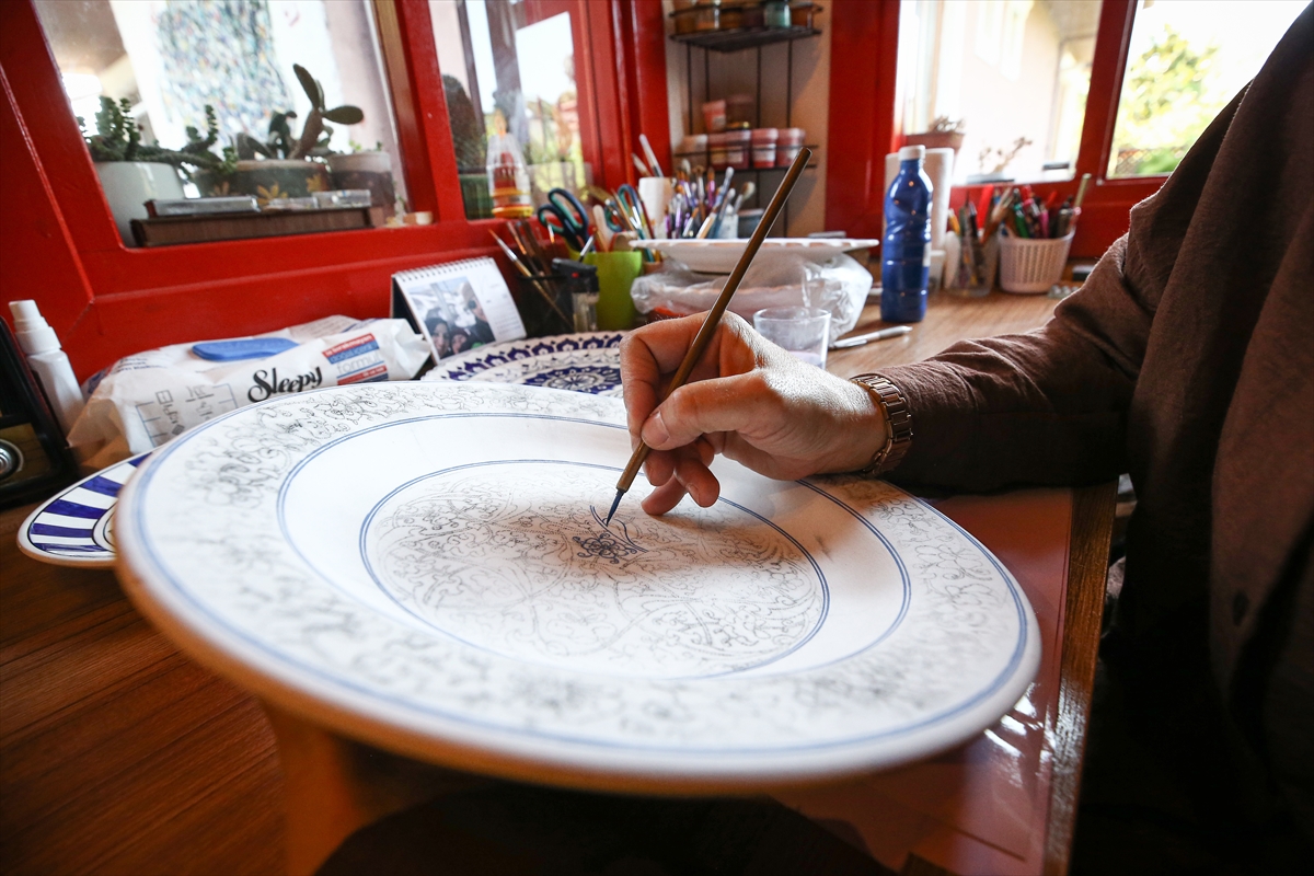 İznik çinisine sevdasıyla 50 yaşında bu sanatın diplomalı ustası oldu