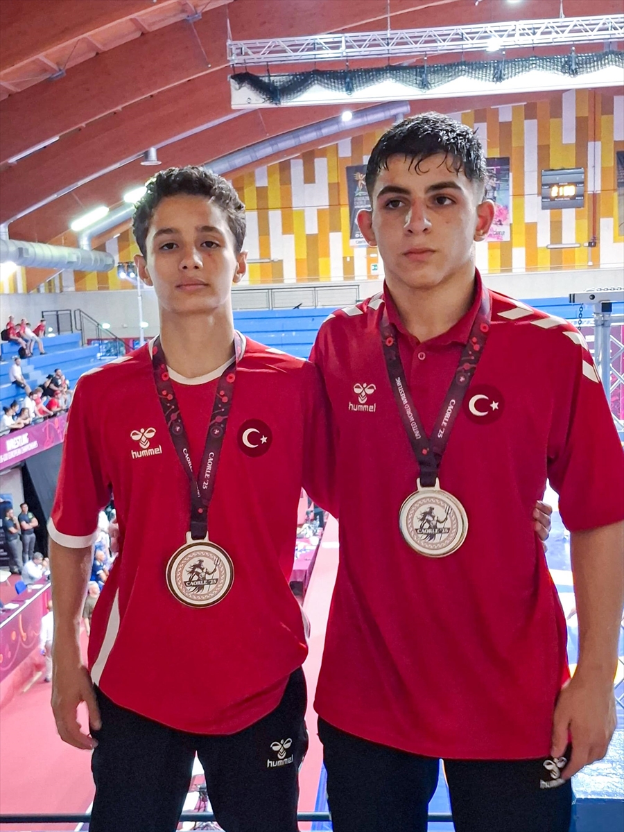 Milli güreşçiler, 15 Yaş Altı Avrupa Şampiyonası'nda 2 madalya kazandı