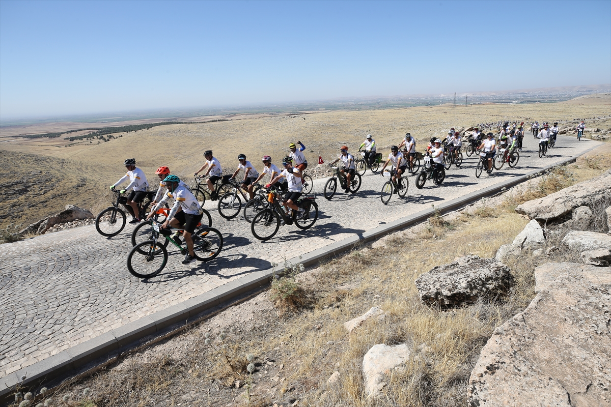 Şanlıurfa'da 160 bisiklet tutkunu Göbeklitepe'ye pedal çevirdi