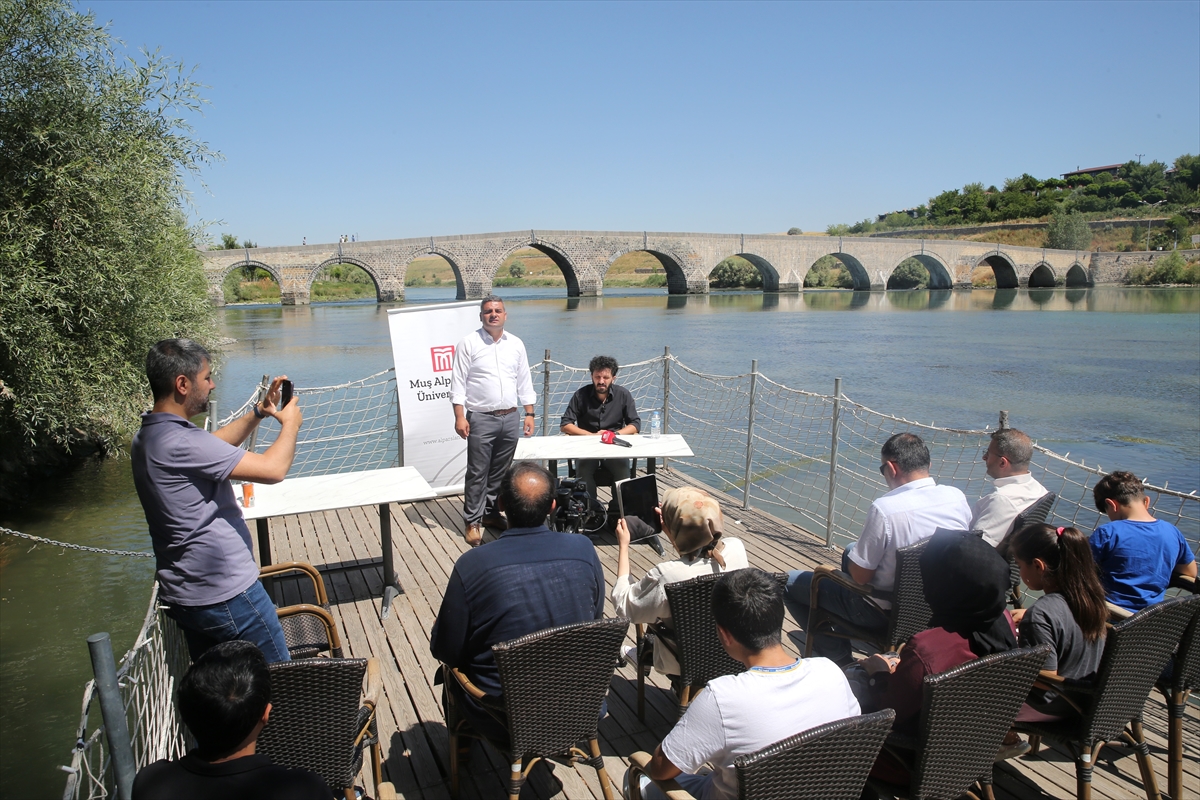 Muş'ta "Bilim Kafe" etkinliğinde Malazgirt Zaferi ve kazı çalışmaları anlatıldı