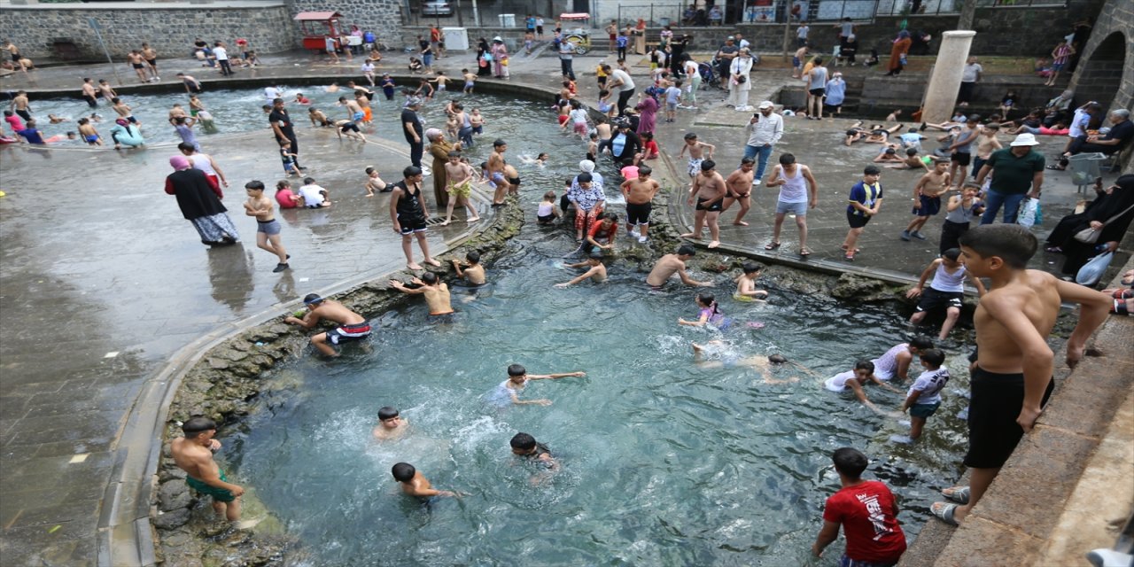 Diyarbakır’da sıcaklık 42 dereceye ulaştı, kentte yaşam durma noktasına geldi