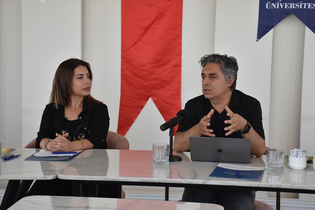 Şırnak'ta "Bilim Kafe" etkinliğinde "Osmanlı Devleti'nde Gelir Dağılımı" anlatıldı