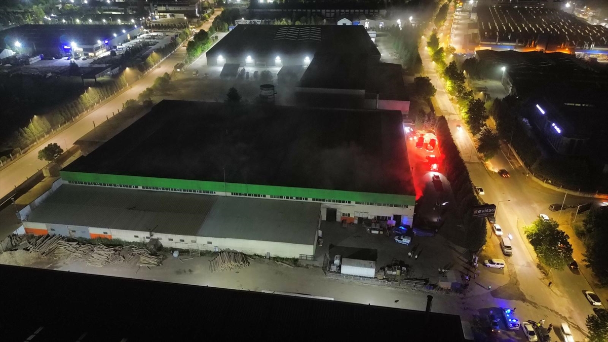 Düzce'de mobilya üretim fabrikasında çıkan yangında hasar oluştu