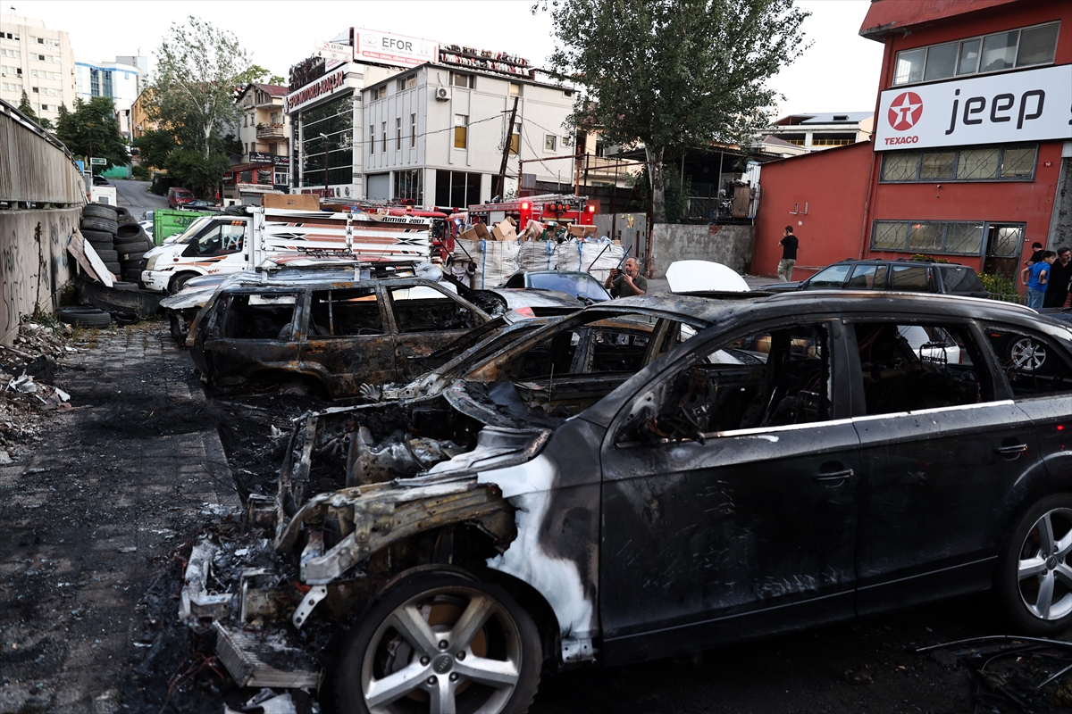 Ataşehir'de sanayi sitesinde çıkan yangında park halindeki otomobiller yandı