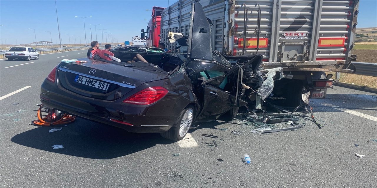 Aksaray’da Park Halindeki Tıra Çarpan Otomobilde 2 Kişi Hayatını Kaybetti, 1 Kişi Yaralandı