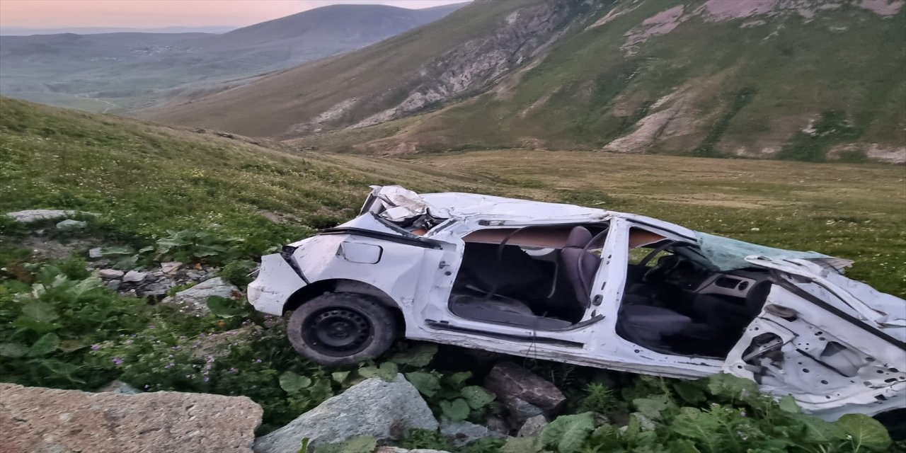 Ardahan’da otomobil uçuruma yuvarlandı: 2 kişi yaralandı