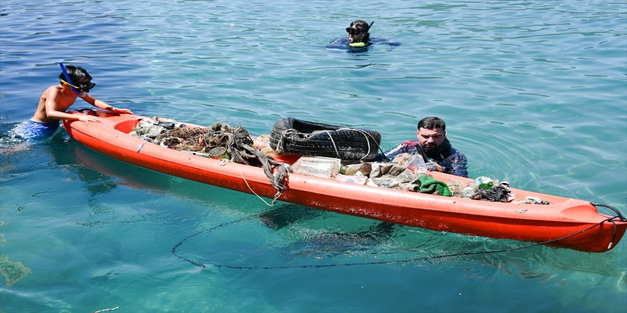 Demre’de deniz dibi temizliğinde 1 ton atık çıkarıldı