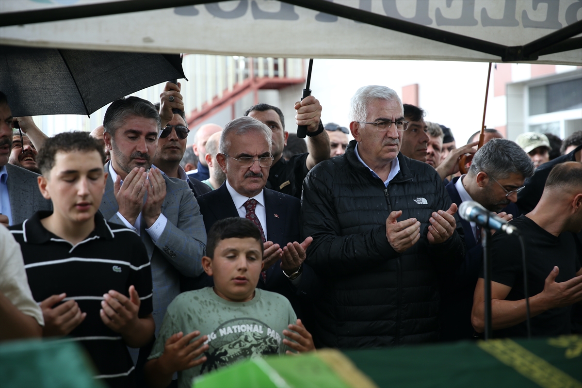 Erzurum'da Oltu taşı ocağındaki göçükte ölen 3 işçinin cenazesi defnedildi