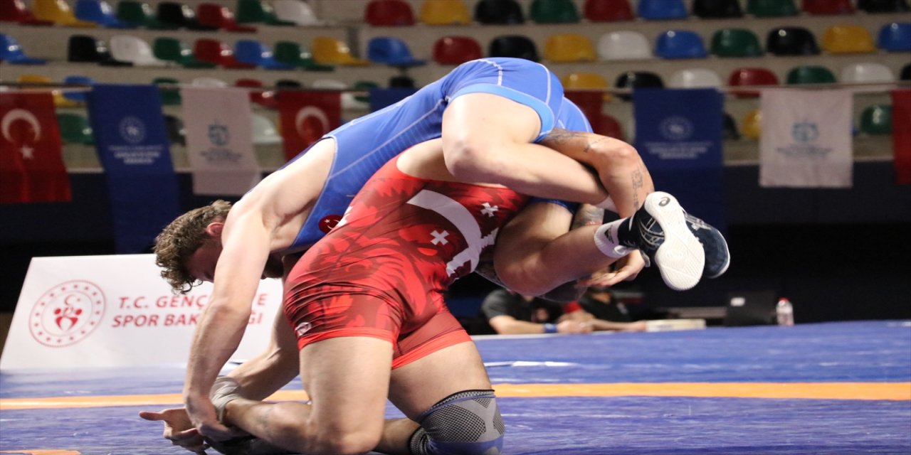 Kocaeli’de düzenlenen uluslararası güreş turnuvasında Türkiye genel klasmanda zirvede.