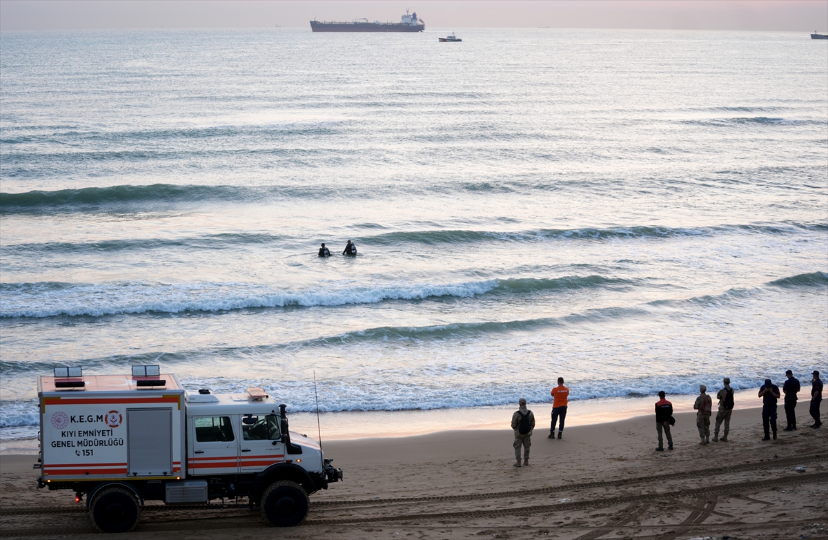 Sarıyer'de denizde kaybolan 2 kişiyi arama çalışmaları sürüyor