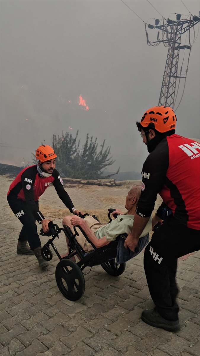 İHH Arama Kurtarma İzmir ekibi, Seferihisar'daki yangında evi yanan engelli kişiyi kurtardı