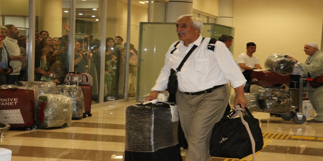Ağrılı hacılar kutsal topraklardan döndü: Havalimanında çiçekler ve gözyaşlarıyla karşılandılar
