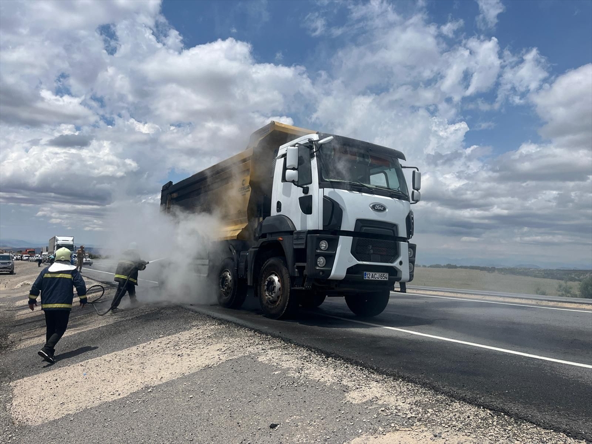 Elazığ'da seyir halindeki kamyonda çıkan yangın söndürüldü