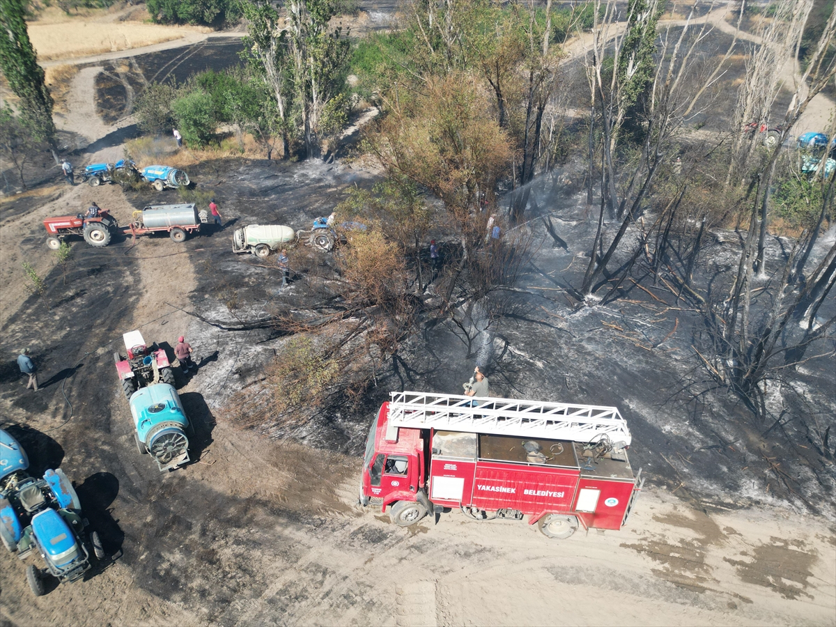 Afyonkarahisar'da tarım arazilerinde çıkan yangın söndürüldü