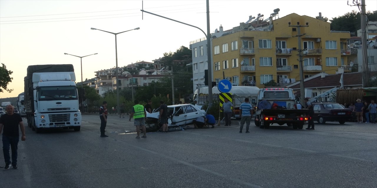 Çanakkale’de freni boşalan kamyon 4 araca çarptı: 4 yaralı