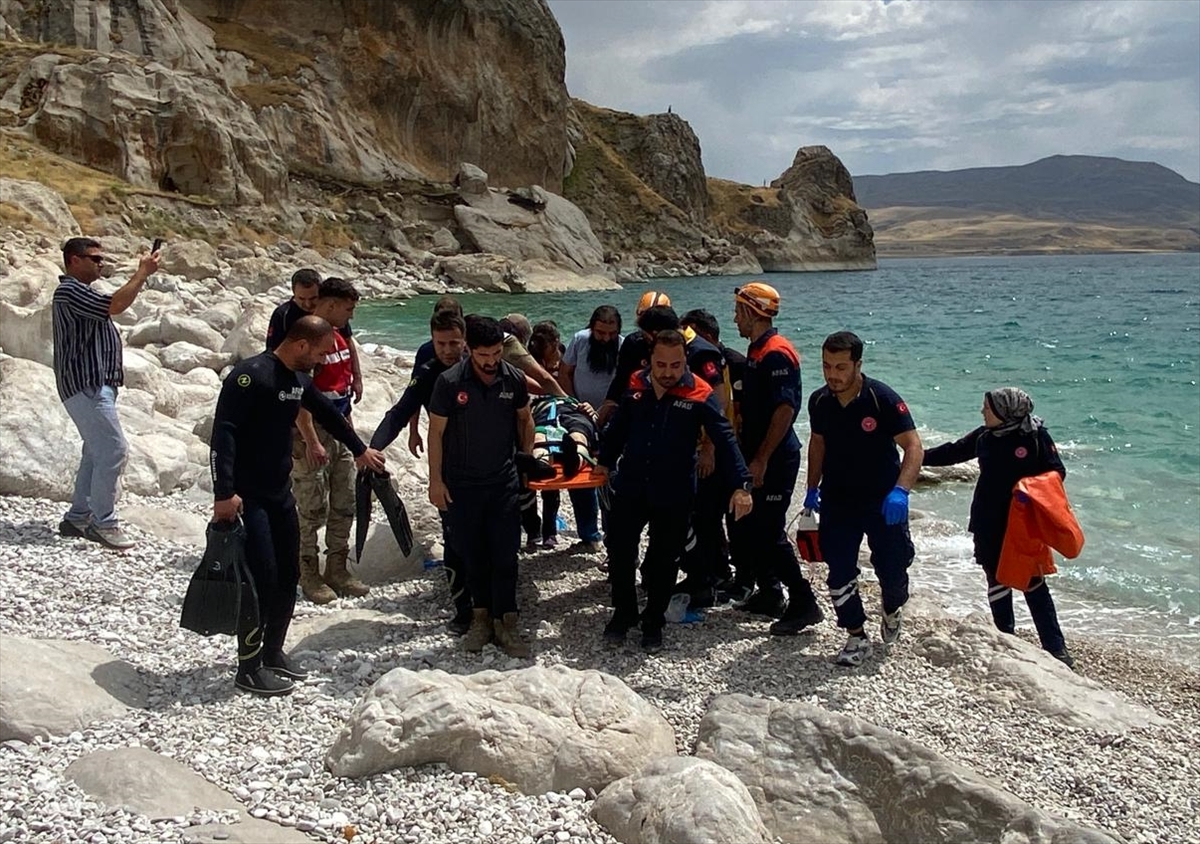 Van'da serinlemek için göle giren genç boğuldu