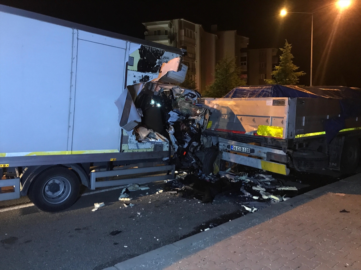 Uşak'ta park halindeki tıra arkadan çarpan kamyonetteki 1 kişi öldü, 1 kişi yaralandı