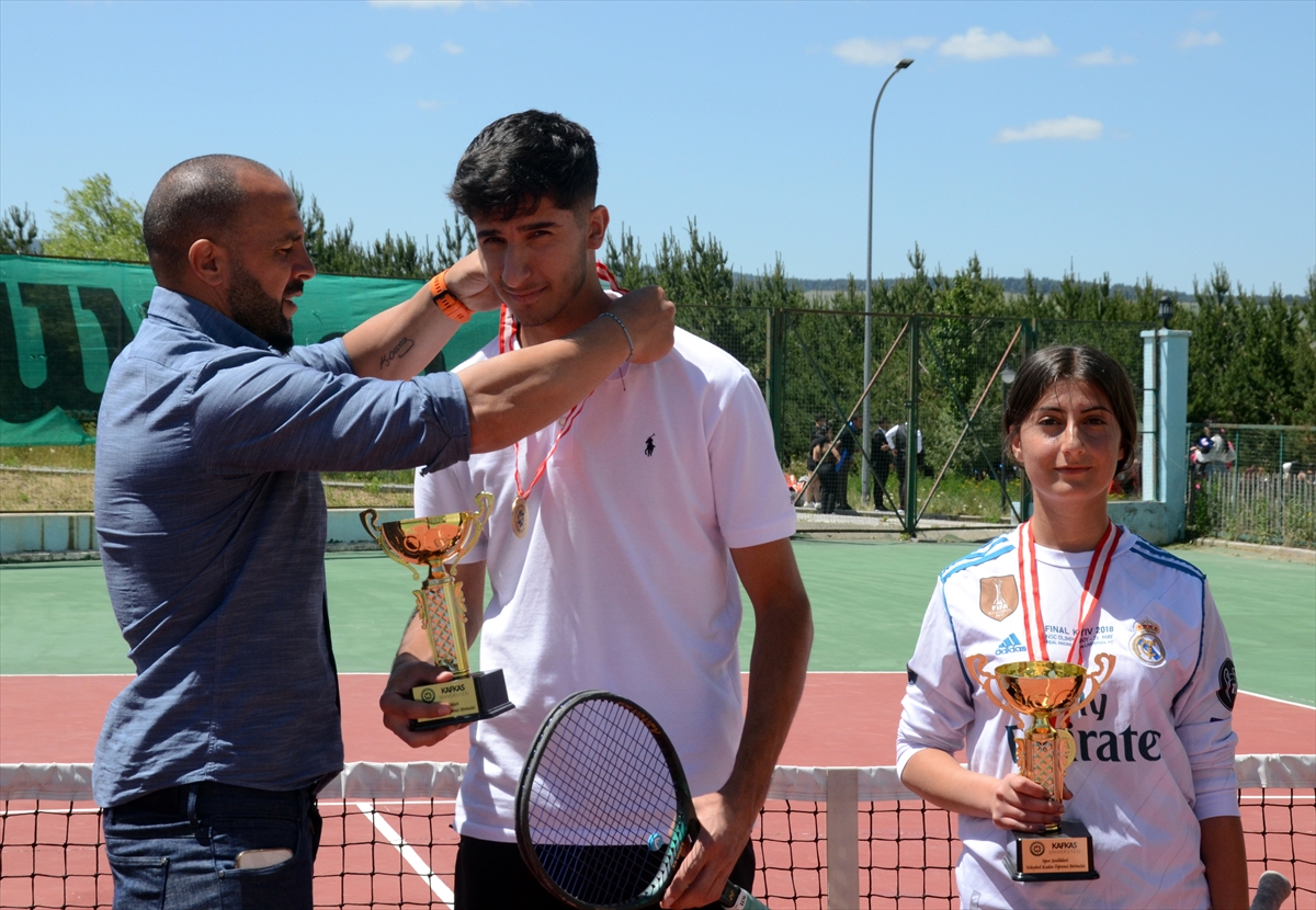 Kars'ta katılım ücreti ihtiyaç sahibi ailelere verilen tenis turnuvası yapıldı