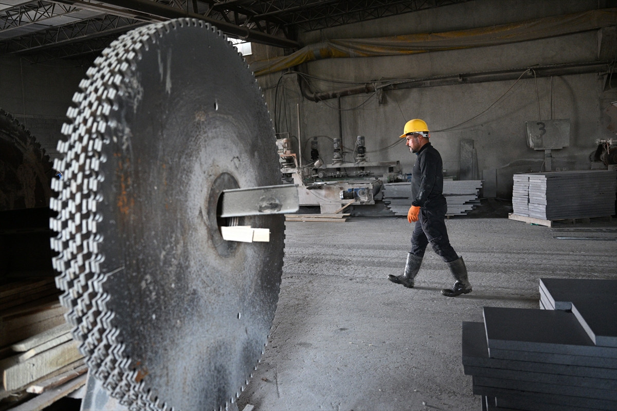 Ekmeğini "taştan" çıkaran eski milli atlet, mesai sonrası da geleceğin sporcularını yetiştiriyor