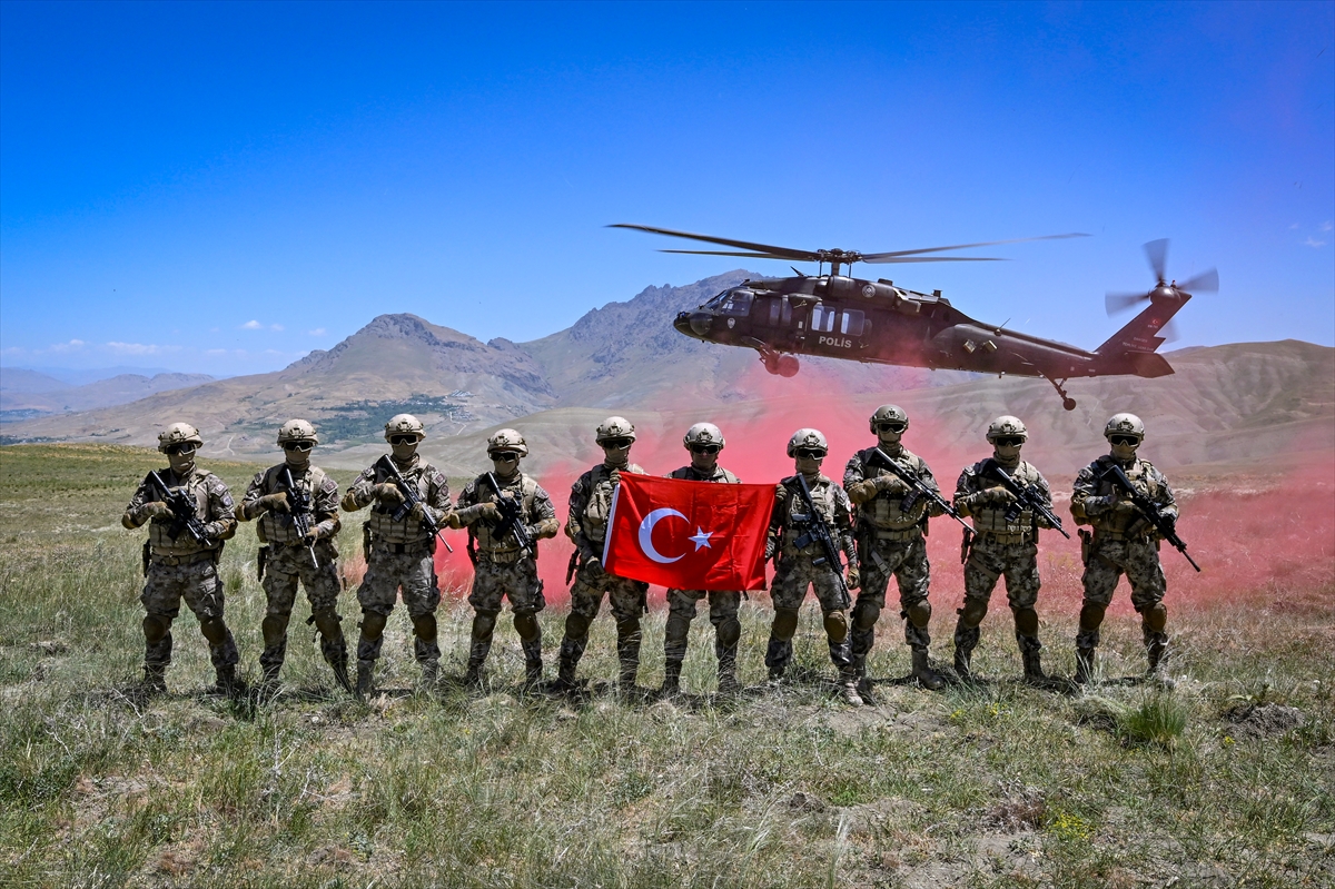 Özel harekat polisleri, zorlu tatbikat ve eğitimlerle göreve hazırlanıyor
