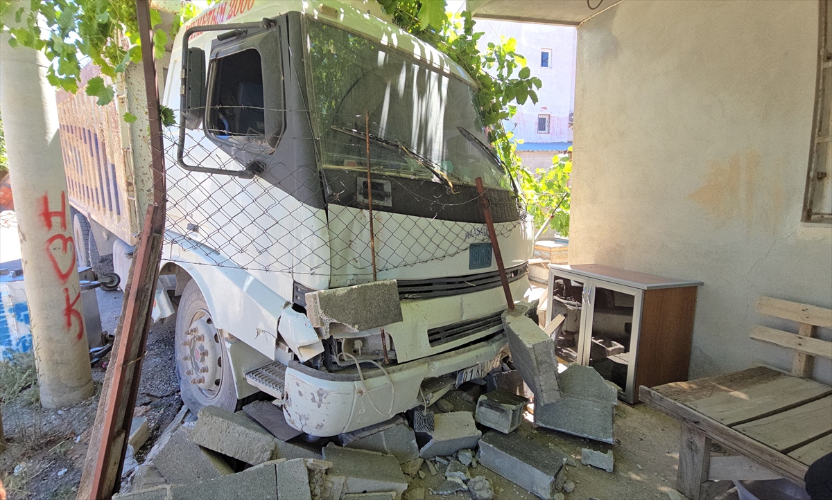 Kozan'da fren arızası nedeniyle kaza yapan kamyonun sürücüsü yaralandı