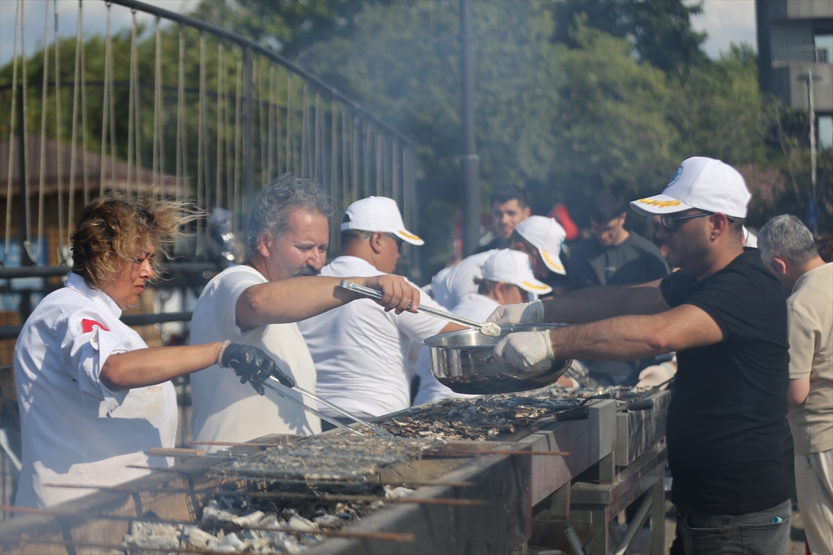 Çanakkale'de Denizcilik ve Kabotaj Bayramı'nda 5 bin kişiye sardalya ikram edildi
