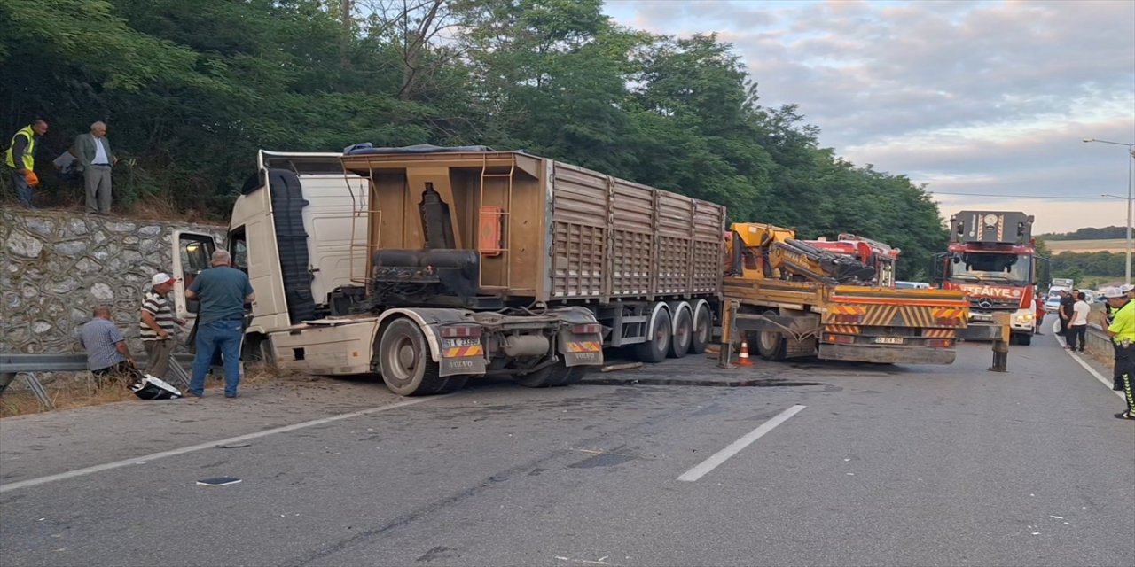 Samsun Bafra’da Tırla Çarpışan Traktör Su Kanalına Devrildi: 2 Yaralı