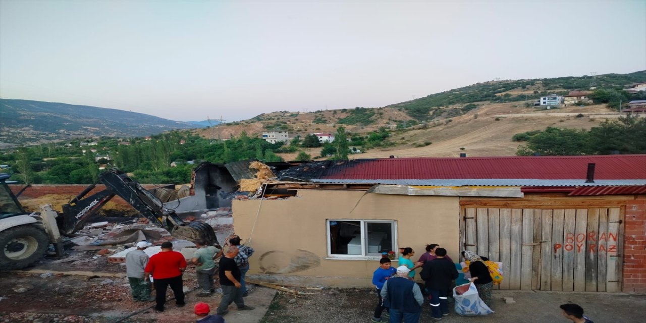 Sivas Koyulhisar’da Yangın: Ev, Ahır ve Samanlık Kül Oldu