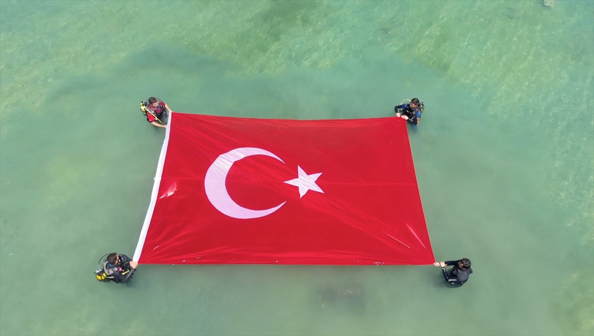Van'da dalgıçlar Denizcilik ve Kabotaj Bayramı'nı gölde Türk bayrağı açarak kutladı