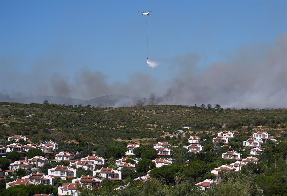 Çeşme'de ziraat alanında başlayıp ormana sıçrayan yangına müdahale ediliyor