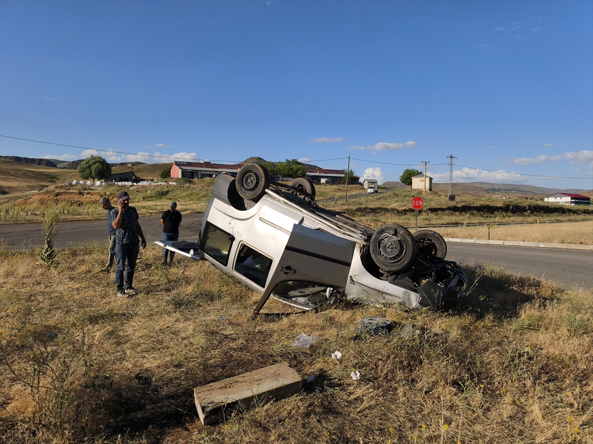 Bingöl’de hafif ticari aracın takla atması sonucu 3 kişi yaralandı