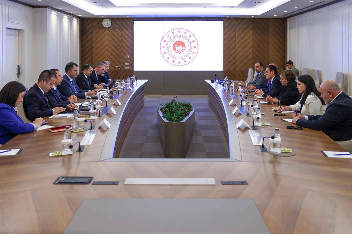 Bakan Kurum, KKTC İçişleri Bakanı Oğuz ve beraberindeki heyetle görüştü