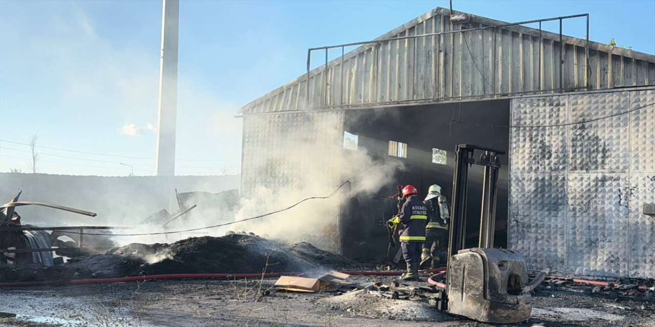 Darıca'da hurda deposunda çıkan yangın plastik atölyesine sıçradı: İki iş yeri kullanılamaz hale geldi