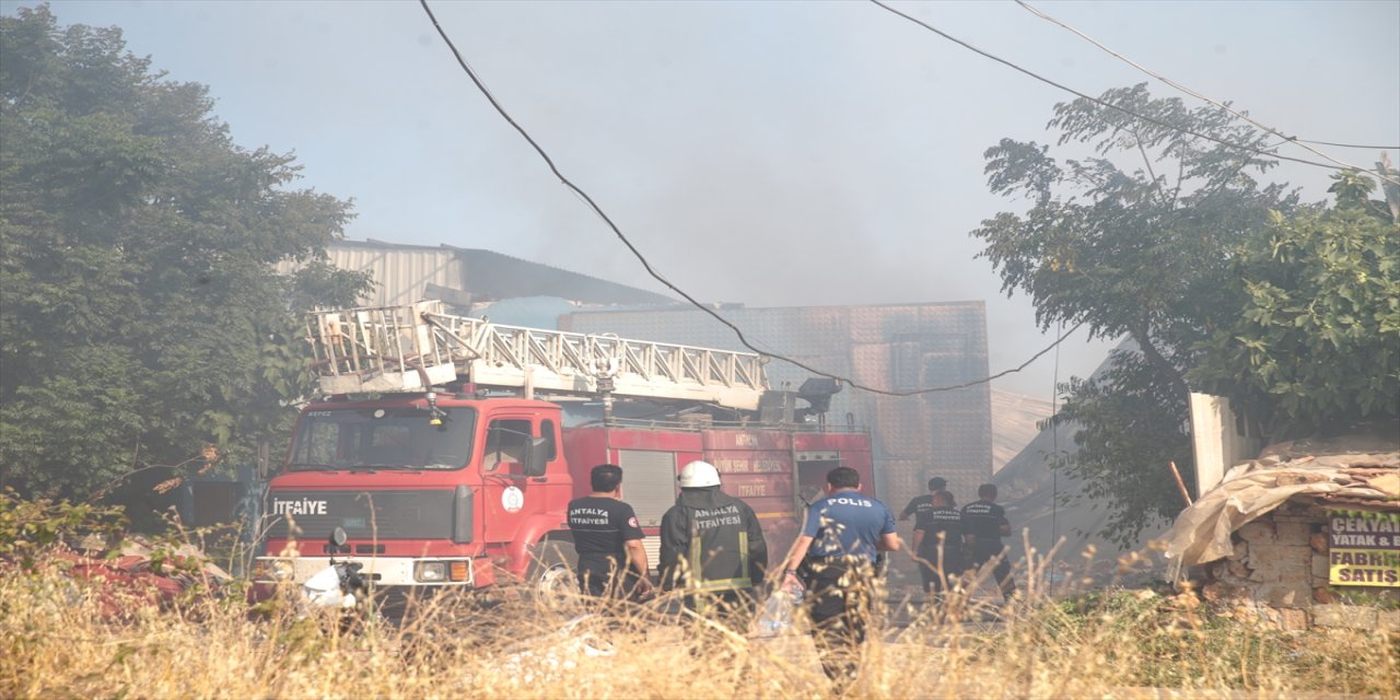 Antalya'da mobilya atölyesinde yangın: Atölye ve deposu hasar gördü