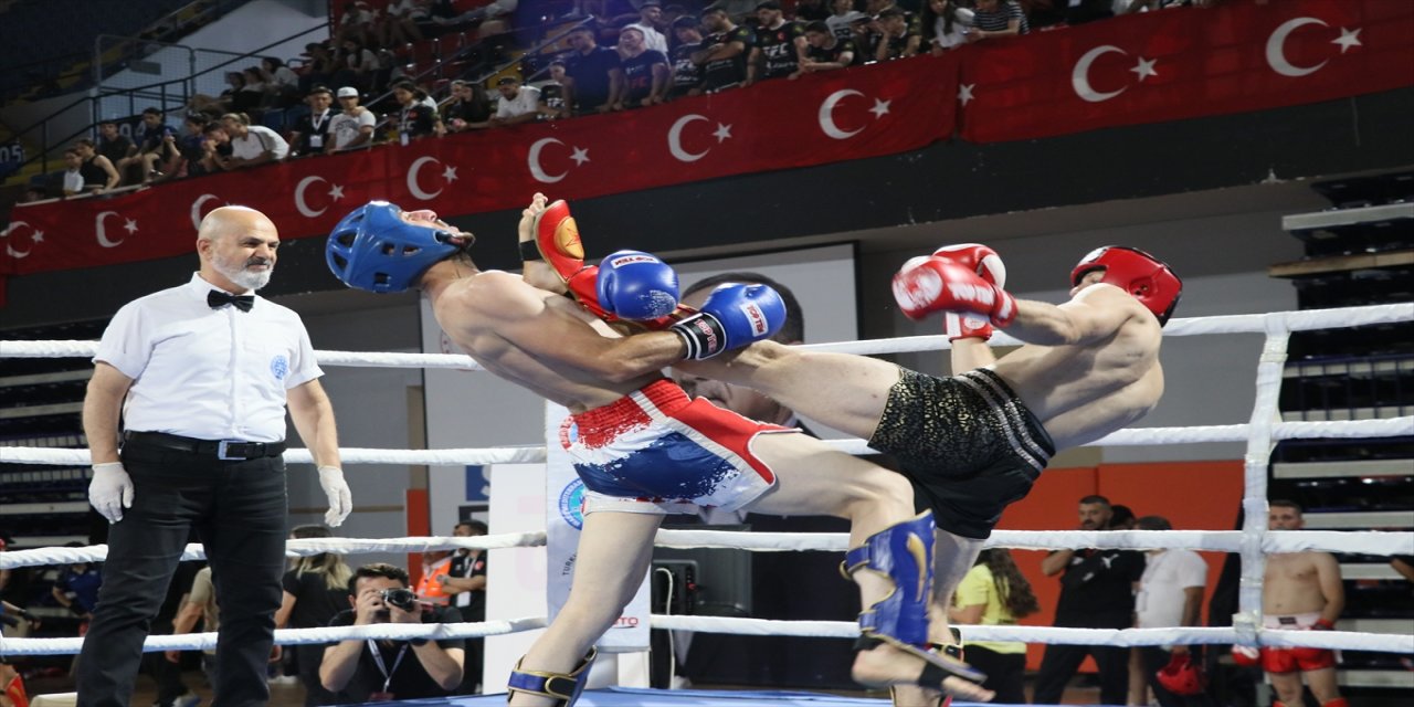 İzmir'de 6 bin sporcunun katıldığı Türkiye Kick Boks Şampiyonası'nın açılışı yapıldı