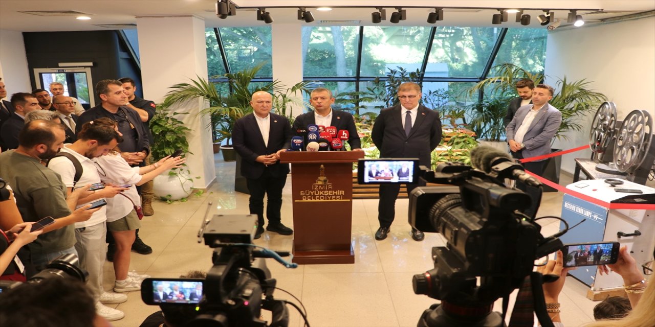 Özgür Özel, İzmir ziyareti sonrası fezleke ve Leman karikatürlerine ilişkin açıklama yaptı