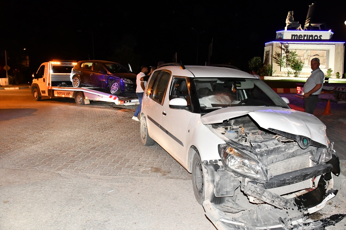 Besni’de hafif ticari araç ile otomobilin çarpıştığı kazada 4 kişi yaralandı