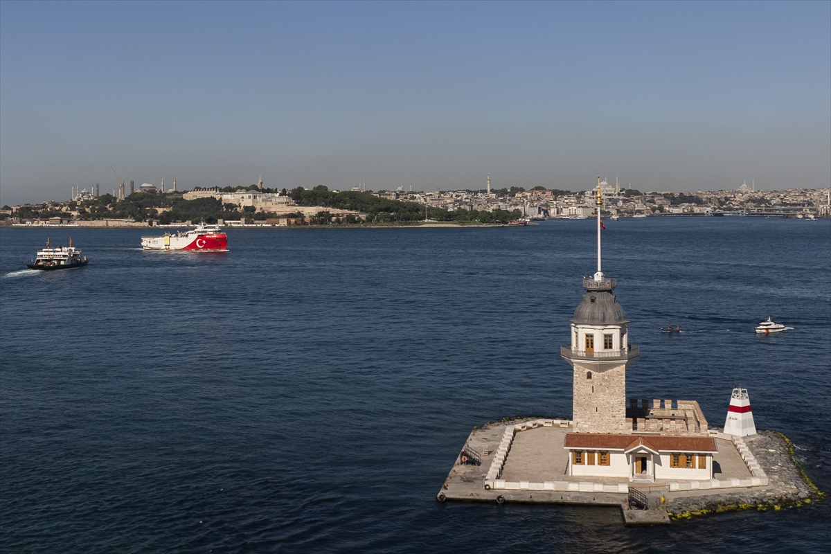 Somali'deki görevini tamamlayan Oruç Reis Sismik Araştırma Gemisi, İstanbul Boğazı'ndan geçiyor