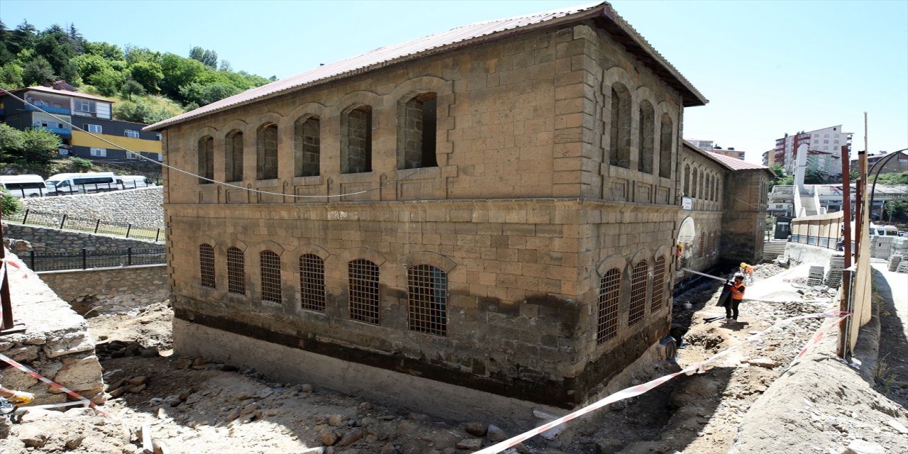 Bitlis’in “İlk Mektep” Kazımpaşa İlkokulu aslına uygun restore ediliyor