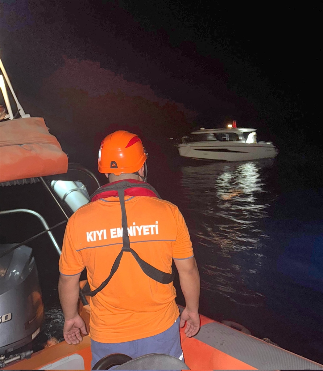 Marmaris açıklarında sürüklenen tekne kurtarıldı