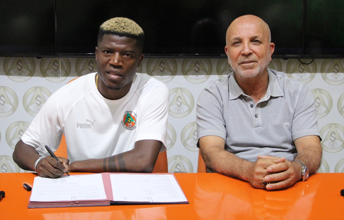 Alanyaspor, Angolalı futbolcu Maestro ile 4 yıllık sözleşme imzaladı