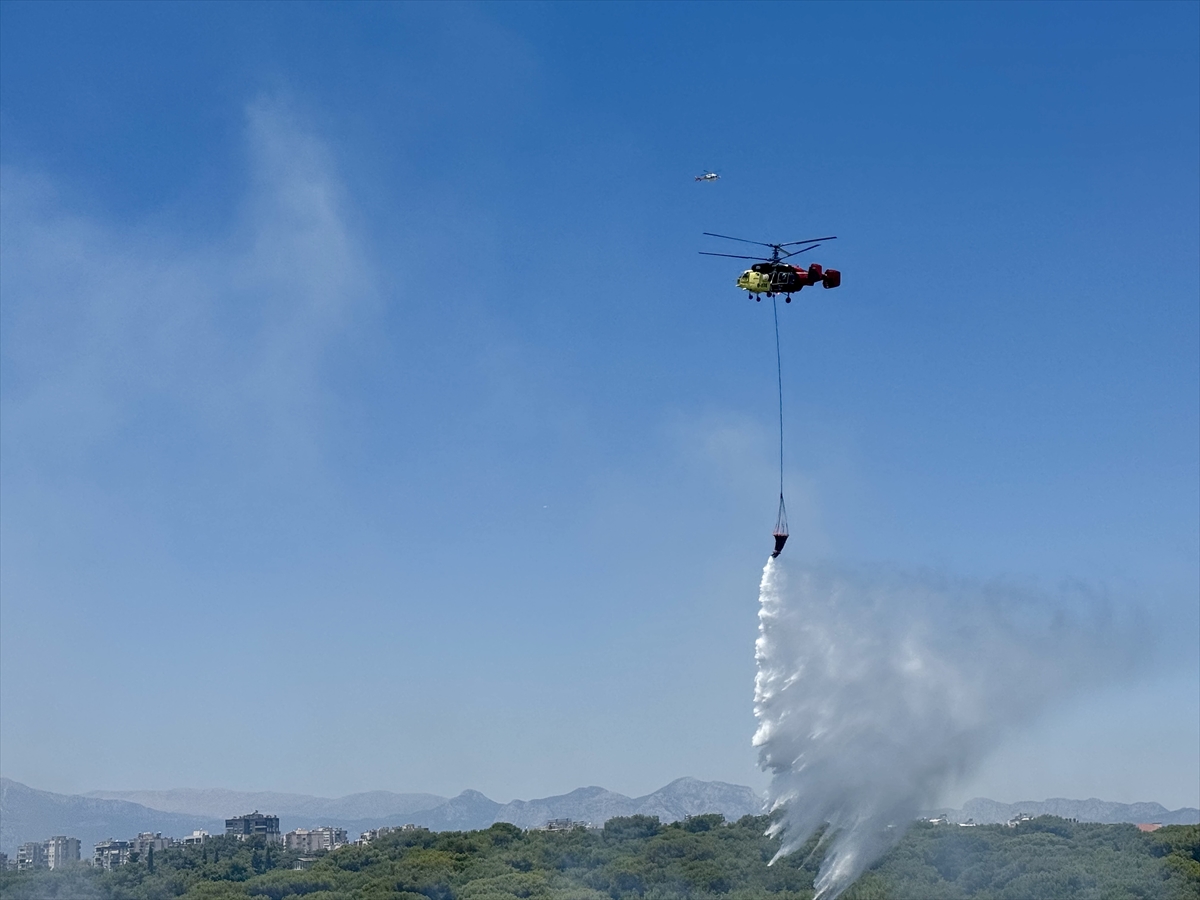 Antalya'nın Muratpaşa ilçesinde çıkan orman yangını kontrol altına alındı