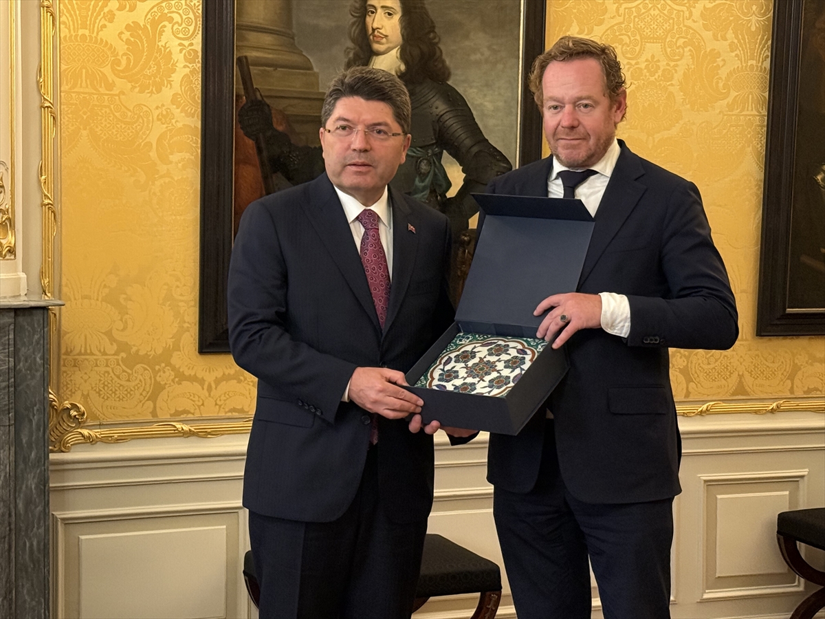 Mesih Mehmet Paşa Camisi'ne ait tarihi çini karo, Bakan Tunç'a teslim edildi